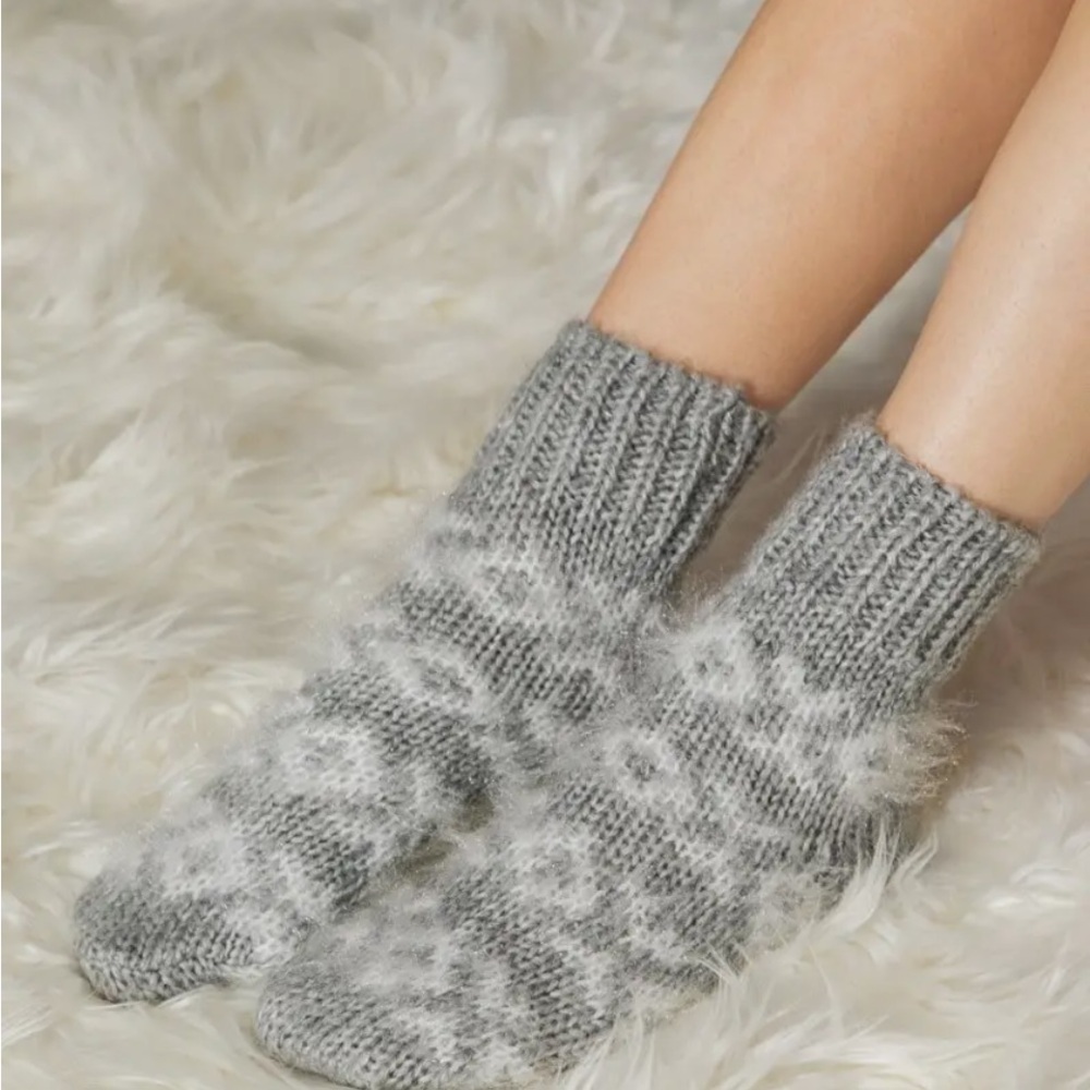 0004.  Stylish Gray Patterned Knit Socks